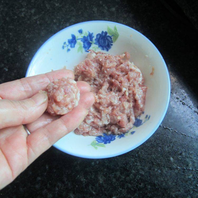清水丸子肉馅怎么调(清水丸子肉馅怎么调窍门)