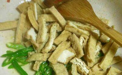 油炸豆腐怎么炒(油炸豆腐怎么炒辣椒)
