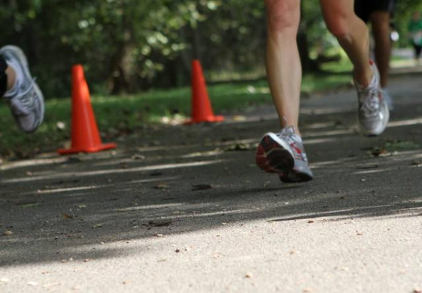 比赛跑步怎么不累还快(怎么样才能让人跑步更快更久不累)