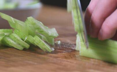 西芹炒百合怎么炒好吃(西芹炒百合怎样炒才好吃)