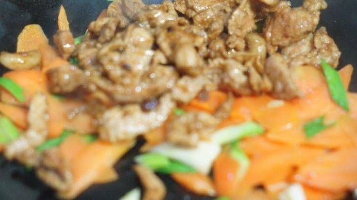胡萝卜炒肉怎么做好吃又简单(胡萝卜炒肉怎么炒)