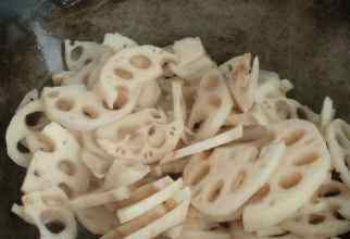 莲菜怎么炒好吃又简单家常做法(莲菜怎么炒好吃家常做法视频)