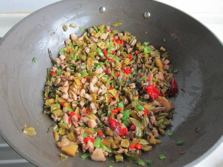 酸菜怎么炒好吃家常做法(酸菜用什么炒好吃)