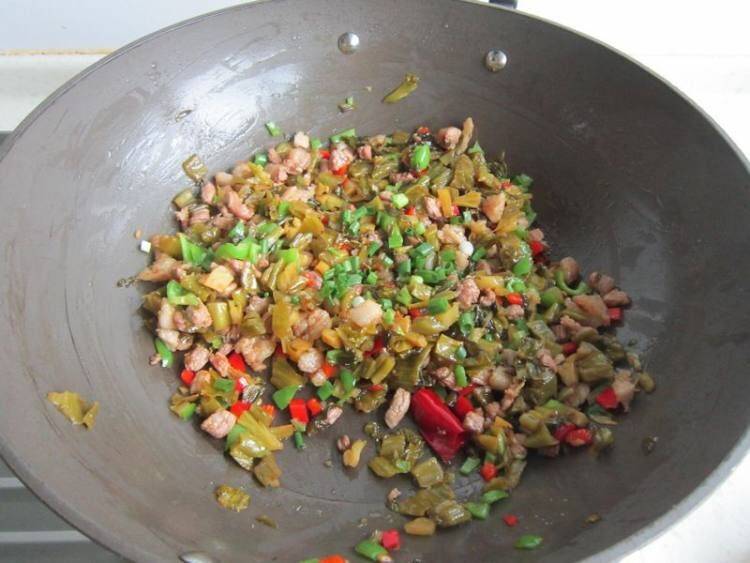 酸菜怎么炒好吃家常做法(酸菜用什么炒好吃)