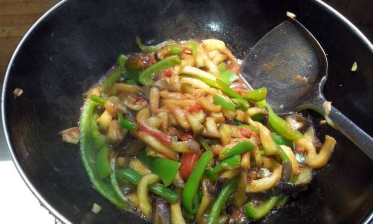 怎么炒茄子块简单又好吃(怎么炒茄子不黑)