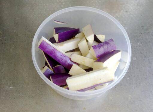 长茄子怎么炒好吃的做法大全(长茄子怎么炒辣椒最好吃)