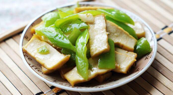 回锅肉炒卤豆腐做法(卤豆腐炒辣椒的做法)