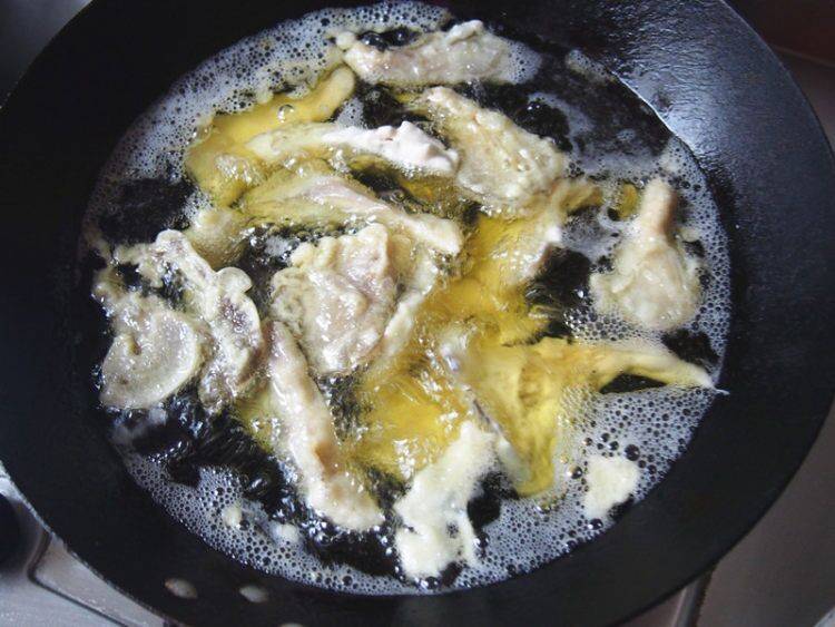 干炸蘑菇怎么做好吃视频(干炸蘑菇怎么做不油)