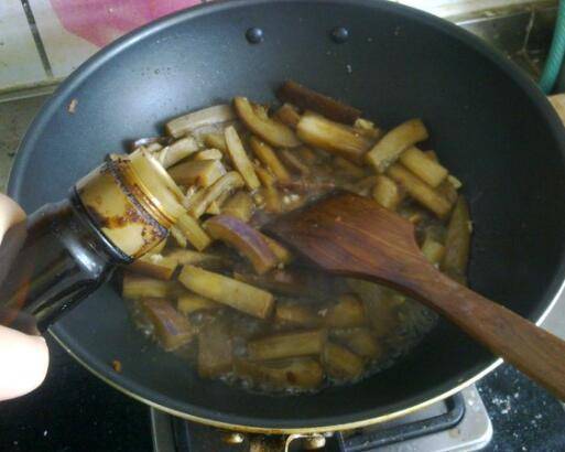 长茄子怎么炒好吃的做法大全(长茄子怎么炒辣椒最好吃)