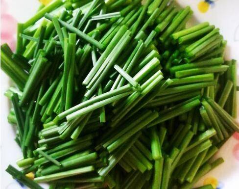 韭菜苔炒肉的家常做法(韭菜苔炒什么好吃)