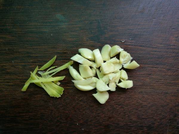 芹菜的家常多种做法(素炒芹菜土豆)