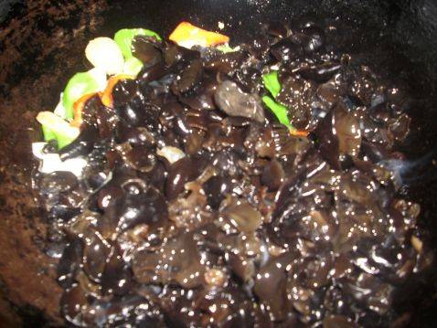 怎么炒木耳才不会爆(炒木耳的不爆的方法)