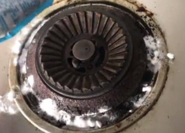 燃气灶顽固油渍怎么去除(清理煤气灶污垢的妙招)