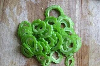 苦瓜怎么做好吃凉拌菜(苦瓜怎么做好吃又降火)