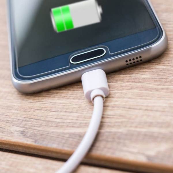 为什么苹果手机充到80%就充不进去了只有关机才能充进(苹果手机充了80就充不进去了)