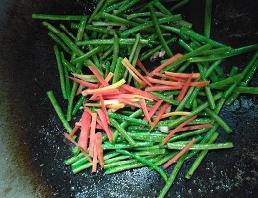 炒豇豆怎么炒的好吃(虾仁炒豇豆怎样炒好吃)