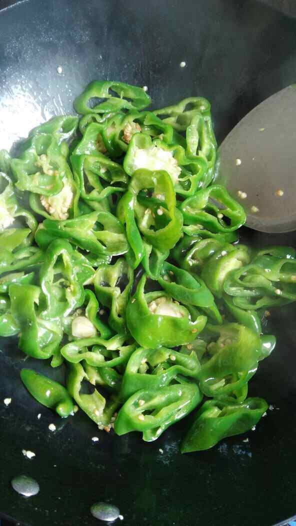 螺丝椒怎么切怎么炒(螺丝椒要怎么炒才又香又辣)