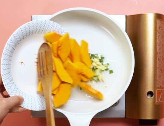 家常菜南瓜咋炒好吃(南瓜苗怎么炒好吃)