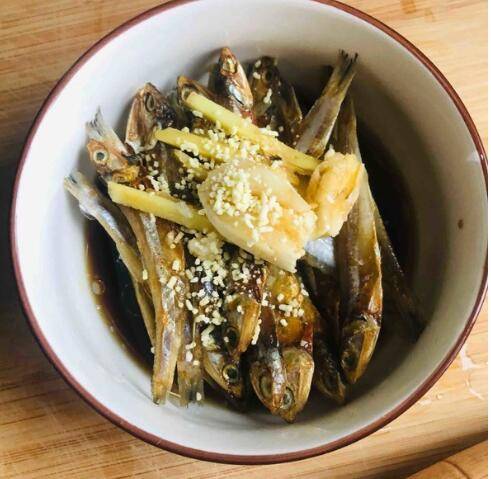 晒干的小咸鱼怎么做好吃又香甜(晒干咸鱼怎么做好吃法大全)