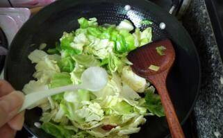 手撕包菜的做法的视频(手撕包菜的做法大全视频)