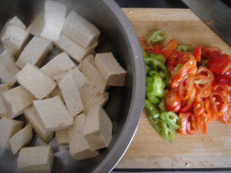豆腐炒辣椒的做法大全家常(豆腐炒辣椒的做法大全)
