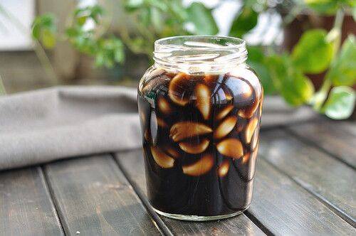 腊八蒜怎么做最正宗好吃(腊八蒜怎么做才能绿)