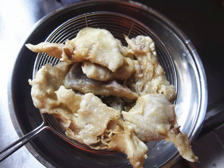干炸蘑菇怎么做好吃视频(干炸蘑菇怎么做不油)