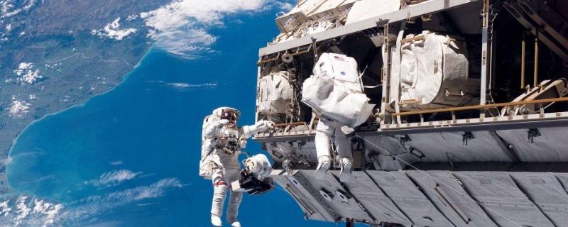 宇航员在太空怎么解决吃饭问题(航天员在太空怎么刷牙视频)