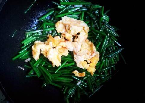 韭菜苔炒肉的家常做法(韭菜苔炒什么好吃)