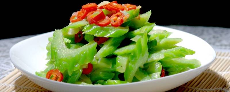 牛肉炒苦瓜怎么炒(咸蛋炒苦瓜怎么炒)
