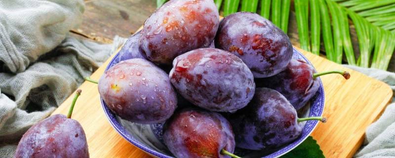 西梅皮上白的能吃吗(西梅皮上的白霜)