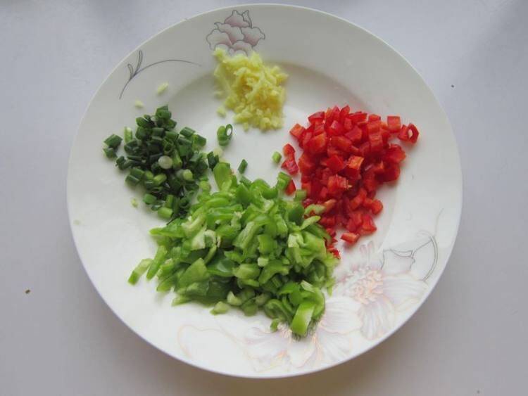 酸菜怎么炒好吃家常做法(酸菜用什么炒好吃)