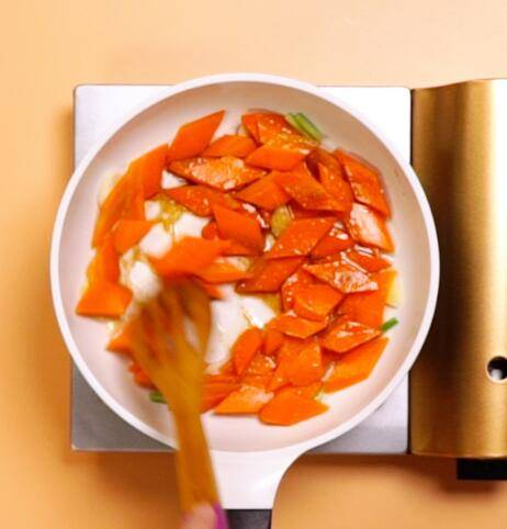 怎么炒红萝卜才好吃呢(如何炒红萝卜简单好吃)