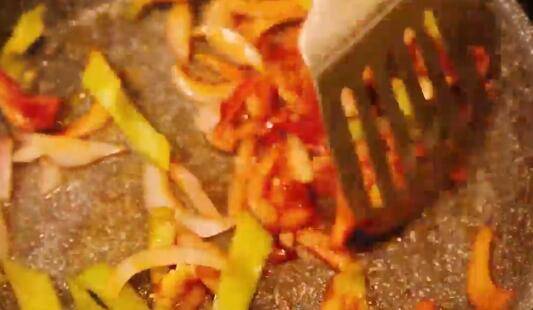 洋葱炒牛肉怎么炒才嫩好吃(洋葱炒牛肉怎么炒视频)