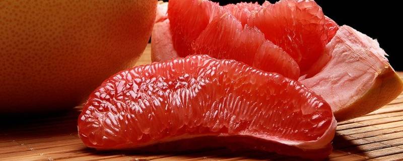 柚子里面长黄胶能吃么(柚子里面有黄胶能吃吗)