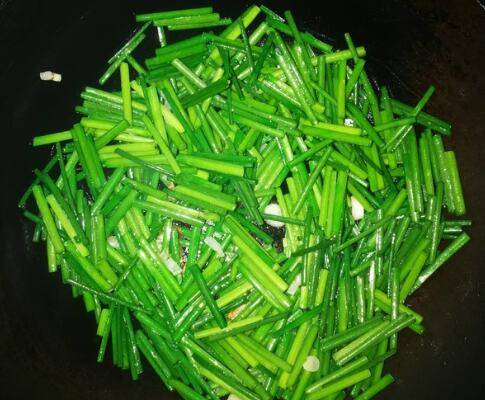 韭菜苔炒肉的家常做法(韭菜苔炒什么好吃)