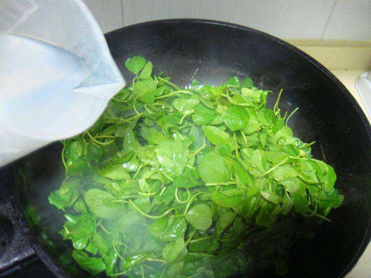 草头怎么炒的嫩(草头怎么炒的嫩又好吃)