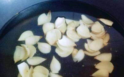 西芹炒百合怎么炒好吃(西芹炒百合怎样炒才好吃)