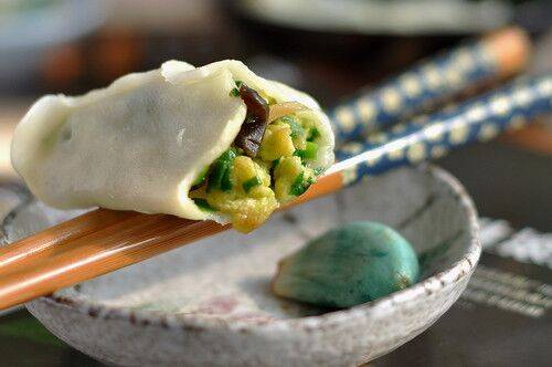 腊八蒜怎么做最正宗好吃(腊八蒜怎么做才能绿)