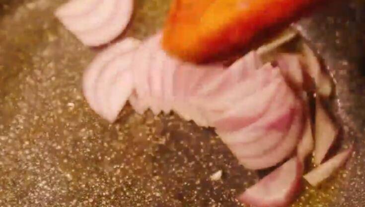 洋葱炒牛肉怎么炒才嫩好吃(洋葱炒牛肉怎么炒视频)