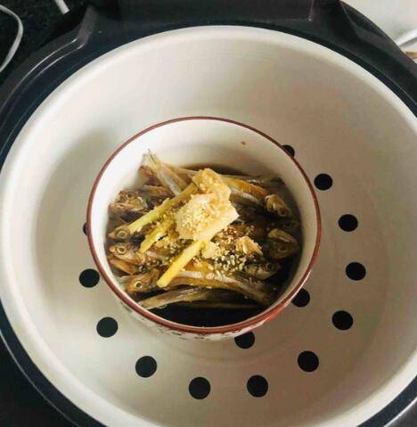 晒干的小咸鱼怎么做好吃又香甜(晒干咸鱼怎么做好吃法大全)