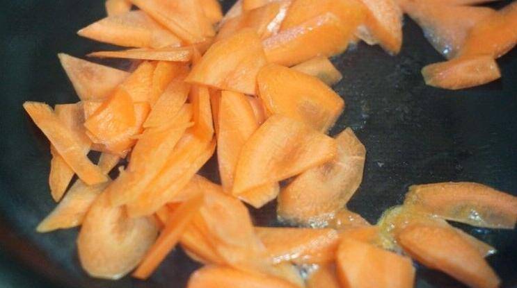 胡萝卜炒肉怎么做好吃又简单(胡萝卜炒肉怎么炒)