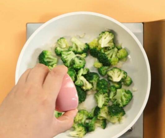 素炒西兰花如何炒才好吃(素炒西兰花怎么洗)