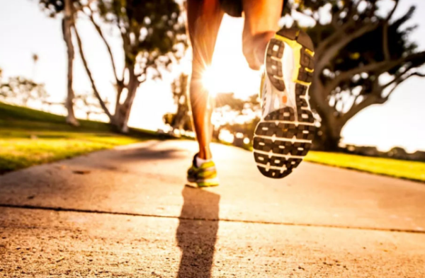 体重200斤跑步久了膝盖疼(200斤慢跑伤膝盖吗)