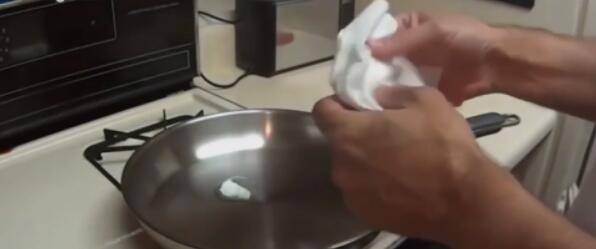 新的铁锅使用前要怎么处理不生锈(农村新铁锅使用前怎么处理)