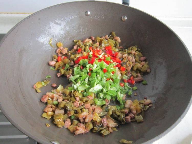 酸菜怎么炒好吃家常做法(酸菜用什么炒好吃)