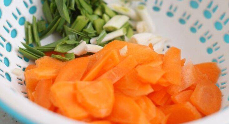 胡萝卜炒肉怎么做好吃又简单(胡萝卜炒肉怎么炒)