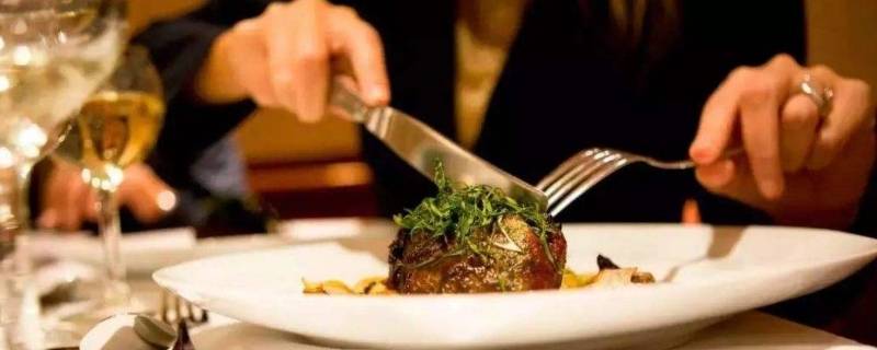 西餐刀叉拿法左撇子(西餐刀叉拿法左叉右刀)