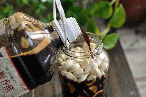 腊八蒜怎么做最正宗好吃(腊八蒜怎么做才能绿)