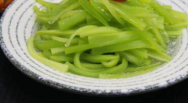 凉拌爽口莴笋丝的做法(做凉拌莴笋丝的做法)
